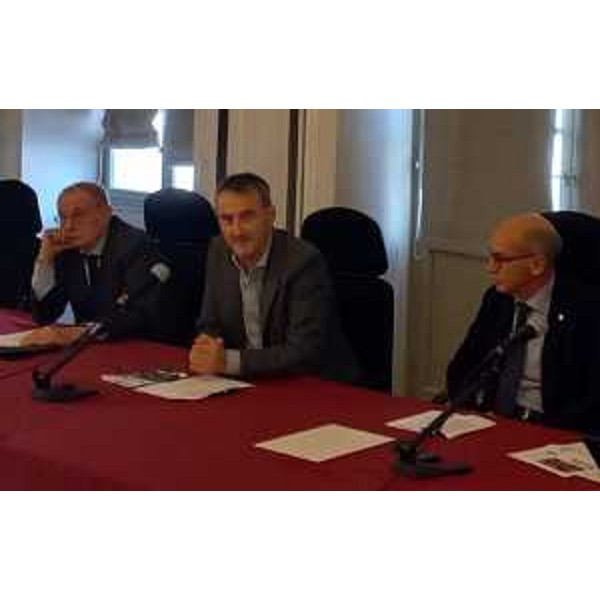 Da sinistra, lo storico Guido Crainz, il consigliere regionale Luca Boschetti e Roberto Pinton, rettore dell'Università di Udine - Da sinistra, lo storico Guido Crainz, il consigliere regionale Luca Boschetti e Roberto Pinton, rettore dell'Università di Udine