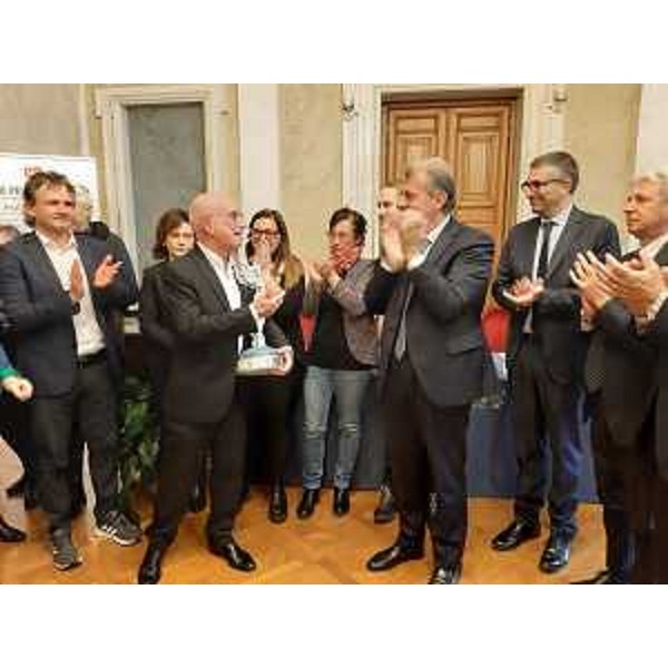 La consegna del Premio Barcola al professor Giorgio Berlot, direttore della Struttura complessa di Anestesia, Rianimazione e Terapia Antalgica dellAzienda sanitaria universitaria Giuliano Isontina, e alle donne e gli uomini che fanno parte della sua squadra. - La consegna del Premio Barcola al professor Giorgio Berlot, direttore della Struttura complessa di Anestesia, Rianimazione e Terapia Antalgica dellAzienda sanitaria universitaria Giuliano Isontina, e alle donne e gli uomini che fanno parte della sua squadra.
