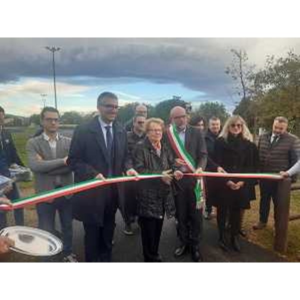 L'assessore regionale Roberti al taglio del nastro - L'assessore regionale Roberti al taglio del nastro