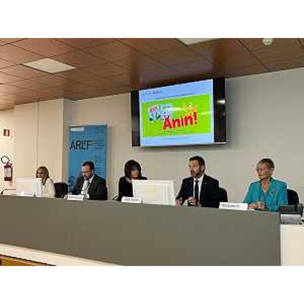 L'assessore regionale all'istruzione Alessia Rosolen durante la conferenza stampa di presentazione di "Anìn!", il primo manuale per l'insegnamento della lingua e della cultura friulana nelle scuole primarie. - L'assessore regionale all'istruzione Alessia Rosolen durante la conferenza stampa di presentazione di "Anìn!", il primo manuale per l'insegnamento della lingua e della cultura friulana nelle scuole primarie.