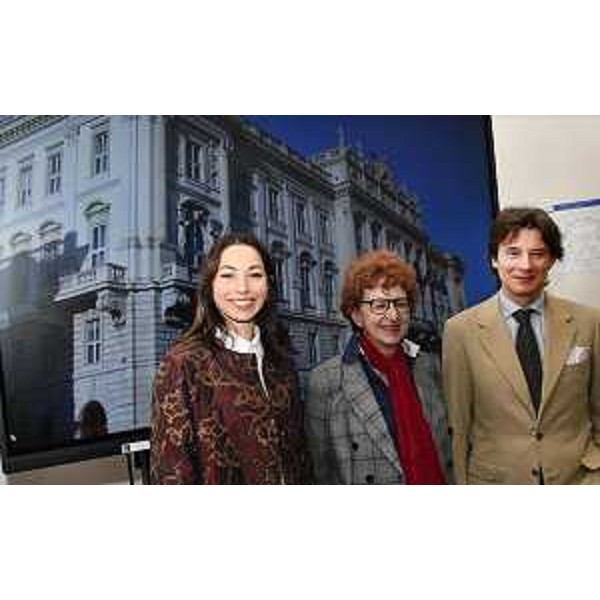 Da sinistra la campionessa di scherma Mara Navarria, l'assessore Tiziana Gibelli e il presidente del Teatro Stabile del Friuli Venezia Giulia Francesco Granbassi. - Da sinistra la campionessa di scherma Mara Navarria, l'assessore Tiziana Gibelli e il presidente del Teatro Stabile del Friuli Venezia Giulia Francesco Granbassi.
