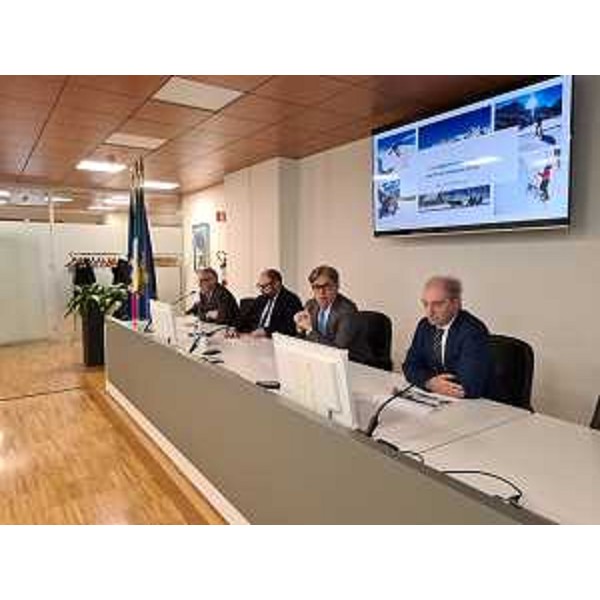 L'assessore regionale alle Attività produttive e Turismo Sergio Emidio Bini alla presentazione della stagione turistica invernale del Friuli Venezia Giulia nella sede della Regione di Udine - L'assessore regionale alle Attività produttive e Turismo Sergio Emidio Bini alla presentazione della stagione turistica invernale del Friuli Venezia Giulia nella sede della Regione di Udine