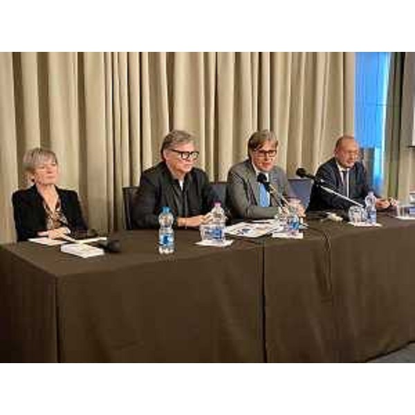 Da sinistra: Paola Schneider (pres. Federalberghi Fvg), Giovanni Da Pozzo (vicepres. nazionale e pres. regionale Confcommergio), Sergio Emidio Bini (assessore al Turismo Fvg), Alessandro Nucara (direttore generale Federalberghi) - Da sinistra: Paola Schneider (pres. Federalberghi Fvg), Giovanni Da Pozzo (vicepres. nazionale e pres. regionale Confcommergio), Sergio Emidio Bini (assessore al Turismo Fvg), Alessandro Nucara (direttore generale Federalberghi)