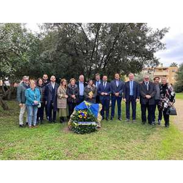 La foto di gruppo accanto alla lapide che ricorda Norma Cossetto - La foto di gruppo accanto alla lapide che ricorda Norma Cossetto