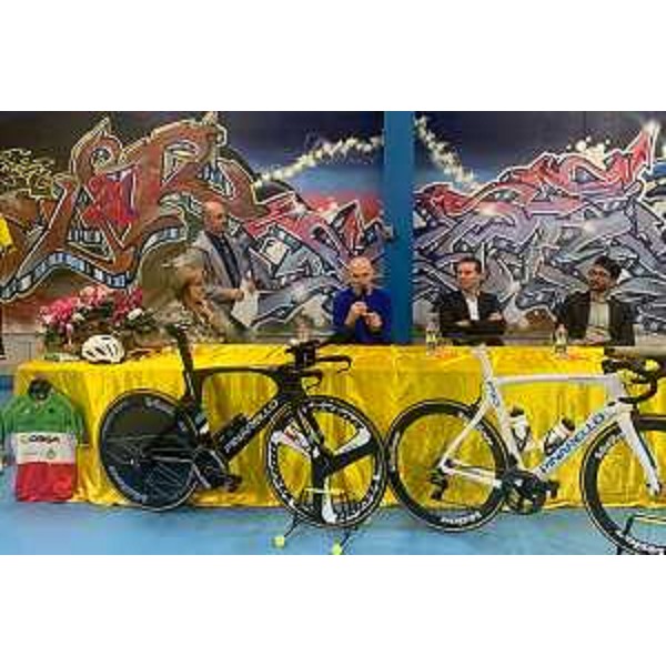 Il campione Michele Pittacolo mentre interviene alla serata - Il campione Michele Pittacolo mentre interviene alla serata