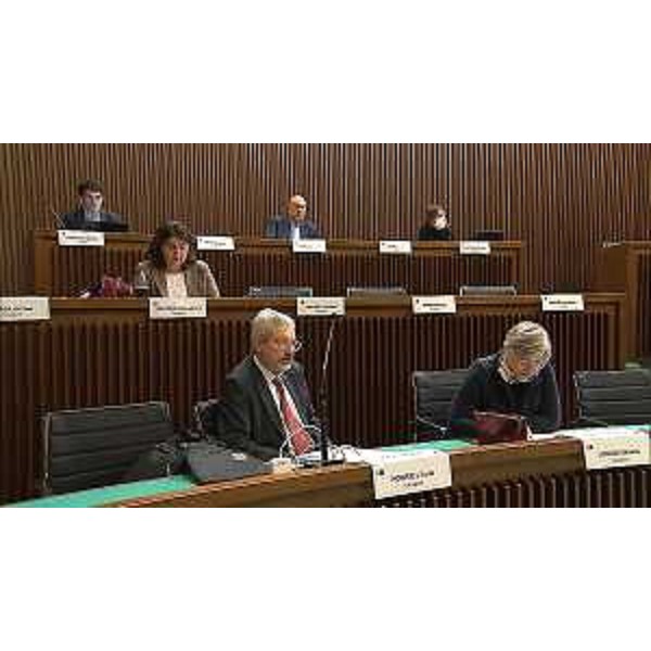 I banchi delle Opposizioni con in prima fila Furio Honsell (Open Fvg) e Simona Liguori (Cittadini) - I banchi delle Opposizioni con in prima fila Furio Honsell (Open Fvg) e Simona Liguori (Cittadini)