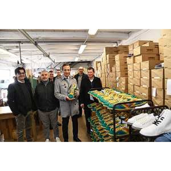 Un momento della visita del governatore alla Re49 di Gonars - Un momento della visita del governatore alla Re49 di Gonars