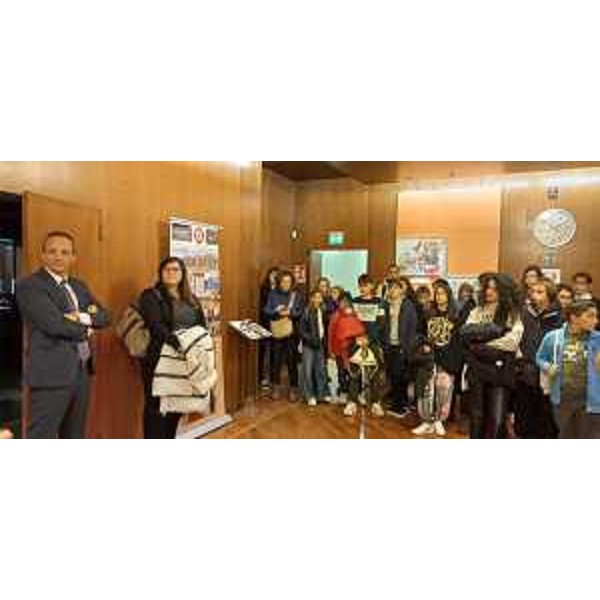 Il vicepresidente del Cr Fvg, Francesco Russo, e la parlamentare e assessore comunale triestina, Nicole Matteoni, assieme ai ragazzi nel corridoio dei passi perduti - Il vicepresidente del Cr Fvg, Francesco Russo, e la parlamentare e assessore comunale triestina, Nicole Matteoni, assieme ai ragazzi nel corridoio dei passi perduti