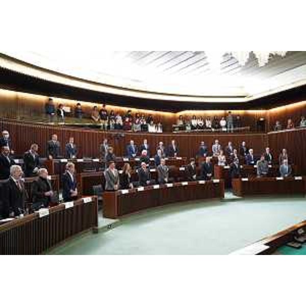 I consiglieri durante il minuto di raccoglimento in Aula - I consiglieri durante il minuto di raccoglimento in Aula