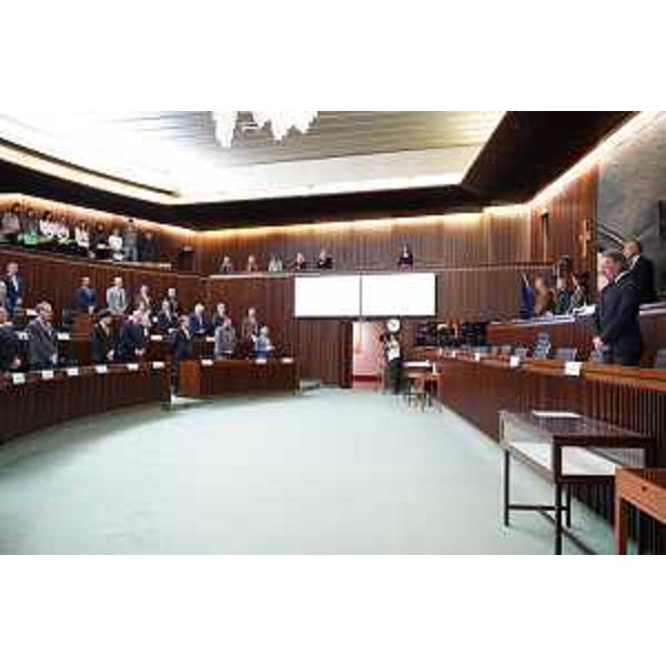 Minuto di raccoglimento per Roberto Maroni, disposto dal presidente del Consiglio regionale, Piero Mauro Zanin - Minuto di raccoglimento per Roberto Maroni, disposto dal presidente del Consiglio regionale, Piero Mauro Zanin 