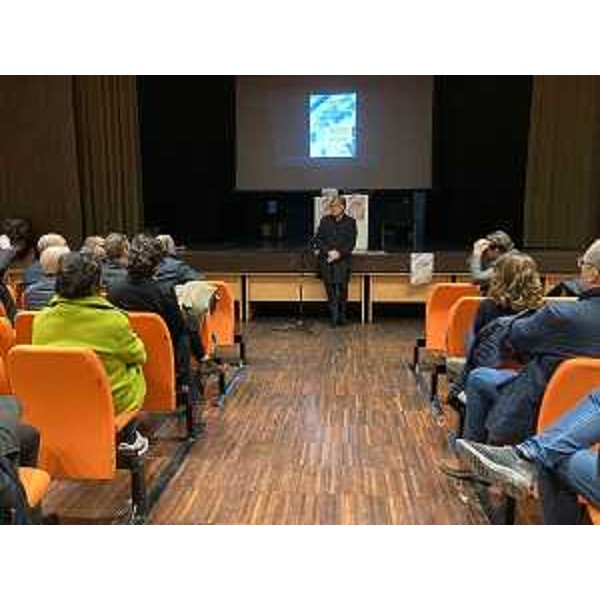 Lassessore regionale alle Attività produttive e turismo Sergio Emidio Bini a Tarcento con i commercianti e i rappresentanti comunali. - Lassessore regionale alle Attività produttive e turismo Sergio Emidio Bini a Tarcento con i commercianti e i rappresentanti comunali.