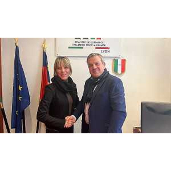 L'assessore Barbara Zilli con il segretario generale della Camera di commercio italiana a Lione Annibale Fracasso di Torrepaduli - L'assessore Barbara Zilli con il segretario generale della Camera di commercio italiana a Lione Annibale Fracasso di Torrepaduli