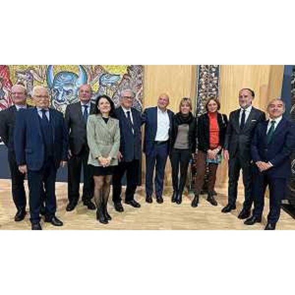 Foto di gruppo con l'assessore regionale Barbara Zilli al termine della cerimonia di inaugurazione della mostra di mosaici a Lione - Foto di gruppo con l'assessore regionale Barbara Zilli al termine della cerimonia di inaugurazione della mostra di mosaici a Lione