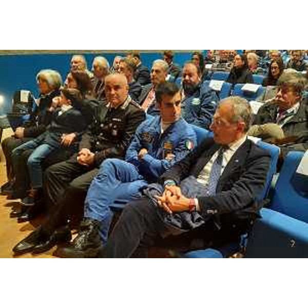 Il presidente del Cr Fvg, Piero Mauro Zanin, con il comandante della Pan, Stefano Vit, e la famiglia di Rinaldo Paravan - Il presidente del Cr Fvg, Piero Mauro Zanin, con il comandante della Pan, Stefano Vit, e la famiglia di Rinaldo Paravan