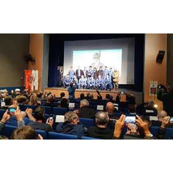 Ancora tutti assieme sul palco, in un teatro gremito - Ancora tutti assieme sul palco, in un teatro gremito 