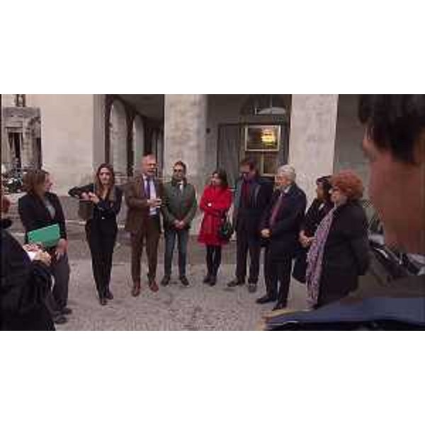 Ancora i partecipanti all'esposizione dello striscione Donna Vita Libertà - Ancora i partecipanti all'esposizione dello striscione Donna Vita Libertà