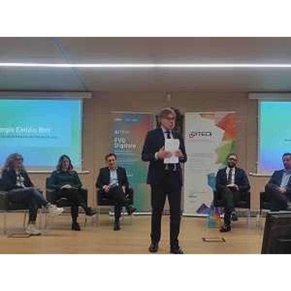 L'assessore Bini porta il saluto istituzionale alla presentazione del report "Fvg digitale - Le imprese Ict in Fvg" - L'assessore Bini porta il saluto istituzionale alla presentazione del report "Fvg digitale - Le imprese Ict in Fvg"