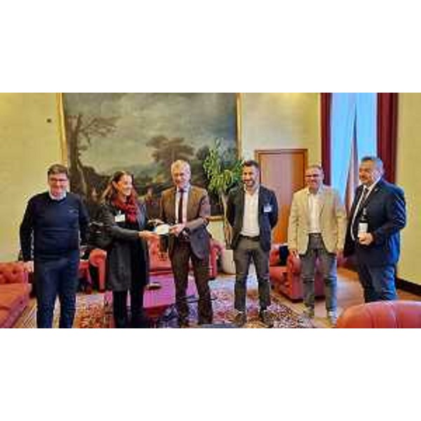 Un momento dell'incontro di ieri: Diego Bernardis (Lega) è il primo da destra. Al centro, Piero Mauro Zanin consegna una targa a Elena Frattolin, presidente del Crad Odv - Un momento dell'incontro di ieri: Diego Bernardis (Lega) è il primo da destra. Al centro, Piero Mauro Zanin consegna una targa a Elena Frattolin, presidente del Crad Odv