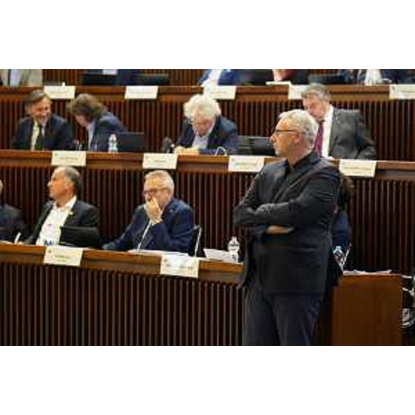 Il capogruppo Mauro Bordin (in piedi) e i banchi della Lega in Consiglio regionale - Il capogruppo Mauro Bordin (in piedi) e i banchi della Lega in Consiglio regionale