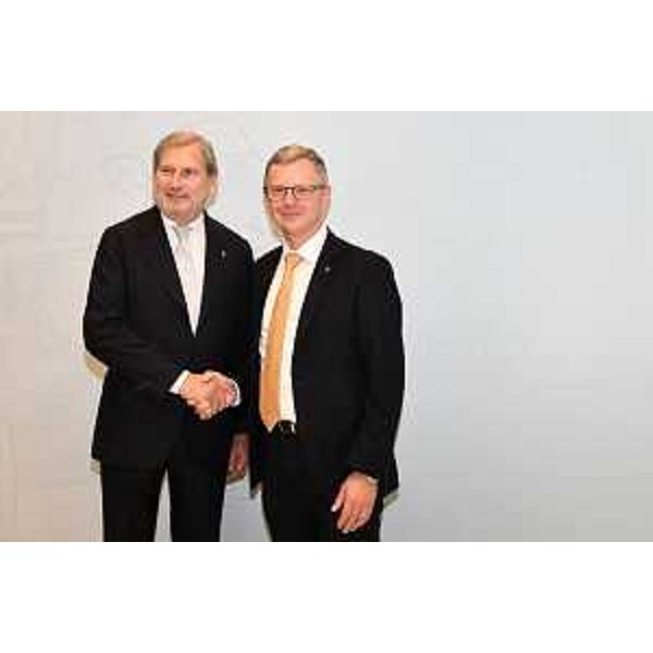 L'assessore Zannier e il commissario europeo Johannes Hahn - L'assessore Zannier e il commissario europeo Johannes Hahn