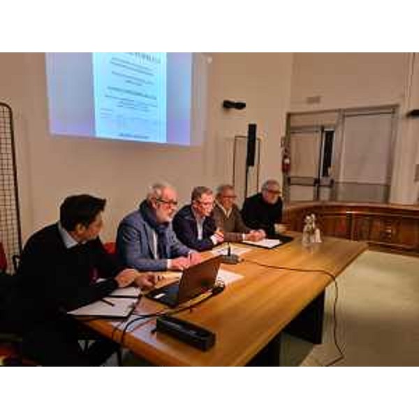 L'assessore Stefano Zannier, al centro, durante l'incontro con la Magnifica Comunità di montagna delle Dolomiti friulane e i sindaci ad Aviano - L'assessore Stefano Zannier, al centro, durante l'incontro con la Magnifica Comunità di montagna delle Dolomiti friulane e i sindaci ad Aviano