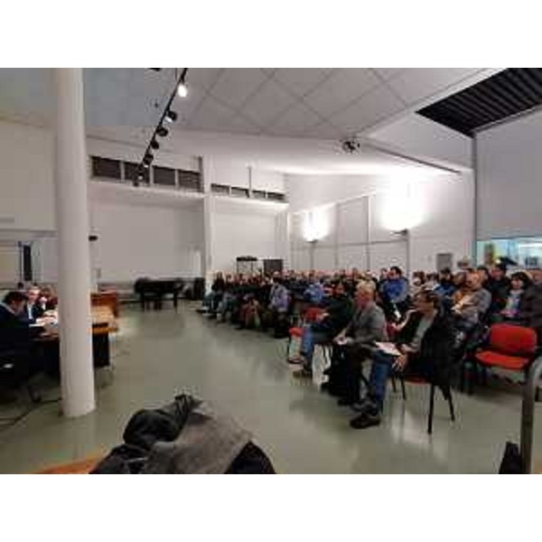 Il pubblico che ha partecipato all'incontro con l'assessore alla Montagna Stefano Zannier nell'auditorium della Biblioteca di Aviano - Il pubblico che ha partecipato all'incontro con l'assessore alla Montagna Stefano Zannier nell'auditorium della Biblioteca di Aviano
