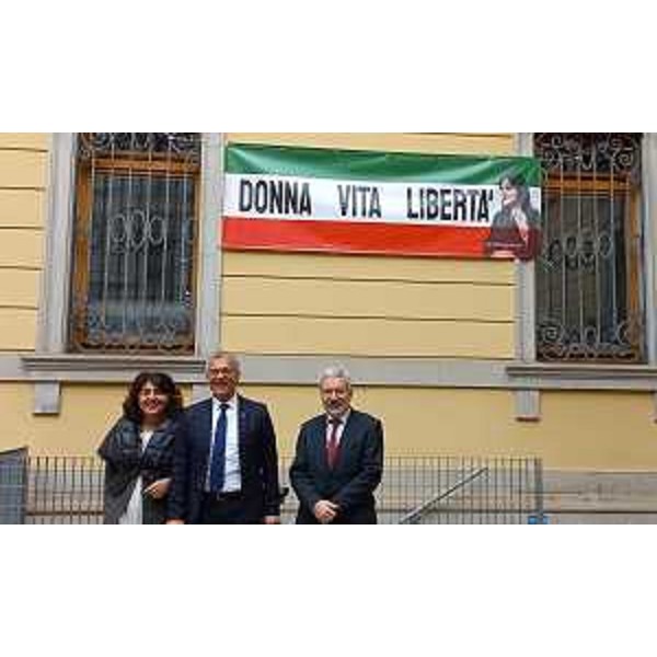 Il presidente del Consiglio regionale, Piero Mauro Zanin (al centro), assieme ai consiglieri Mariagrazia Santoro e Furio Honsell, sotto lo striscione di solidarietà alle donne iraniane - Il presidente del Consiglio regionale, Piero Mauro Zanin (al centro), assieme ai consiglieri Mariagrazia Santoro e Furio Honsell, sotto lo striscione di solidarietà alle donne iraniane