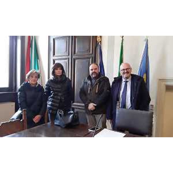 Gli assessori regionali al Patrimonio, Sebastiano Callari (primo a dx), e al Lavoro, Alessia Rosolen (seconda da sx), assieme al sindaco di Pontebba Ivan Buzzi e alla responsabile dei Cpi d'area, Orsola Immacolata Annunziata. - Gli assessori regionali al Patrimonio, Sebastiano Callari (primo a dx), e al Lavoro, Alessia Rosolen (seconda da sx), assieme al sindaco di Pontebba Ivan Buzzi e alla responsabile dei Cpi d'area, Orsola Immacolata Annunziata. 