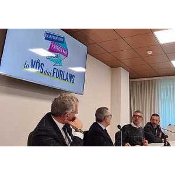 Una fase della conferenza stampa a Udine alla presenza dell'assessore regionale alle Lingue minoritarie PIerpaolo Roberti - Una fase della conferenza stampa a Udine alla presenza dell'assessore regionale alle Lingue minoritarie PIerpaolo Roberti