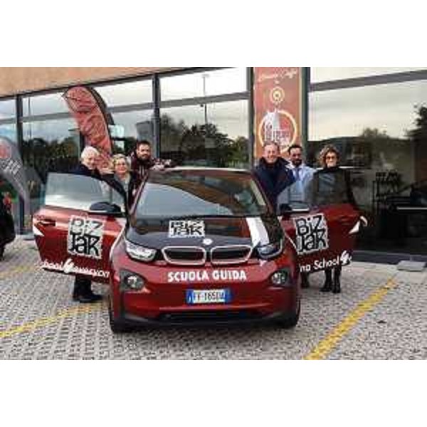 L'assessore regionale Fabio Scoccimarro alla presentazione della speciale automobile elettrica per la scuola guida - L'assessore regionale Fabio Scoccimarro alla presentazione della speciale automobile elettrica per la scuola guida 