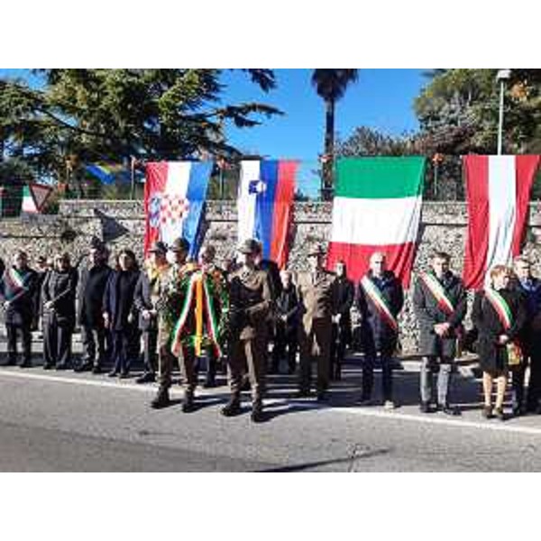 La cerimonia dell'alzabandiera a Buttrio organizzata dalla locale sezione granatieri - La cerimonia dell'alzabandiera a Buttrio organizzata dalla locale sezione granatieri