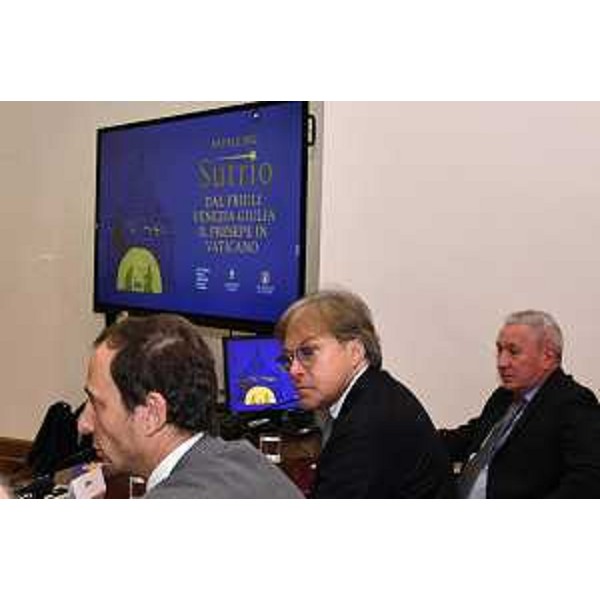 Il governatore del Friuli Venezia Giulia Massimiliano Fedriga e l'assessore alle Attività produttive e turismo Sergio Emidio Bini assieme al sindaco di Sutrio Manlio Mattia, alla presentazione del presepe di Sutrio, che da sabato 3 dicembre allEpifania sarà esposto in piazza San Pietro a Roma per le festività natalizie. - Il governatore del Friuli Venezia Giulia Massimiliano Fedriga e l'assessore alle Attività produttive e turismo Sergio Emidio Bini assieme al sindaco di Sutrio Manlio Mattia, alla presentazione del presepe di Sutrio, che da sabato 3 dicembre allEpifania sarà esposto in piazza San Pietro a Roma per le festività natalizie.
