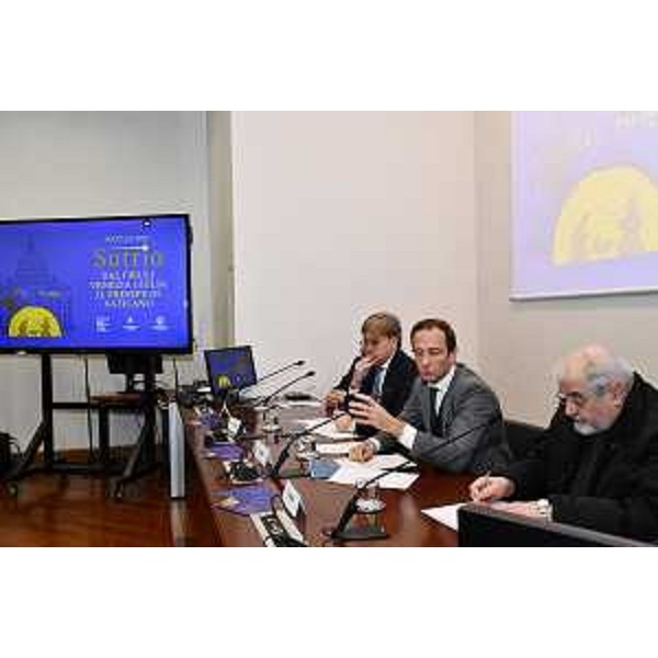 Il governatore del Friuli Venezia Giulia Massimiliano Fedriga e l'assessore alle Attività produttive e turismo Sergio Emidio Bini assieme al sindaco di Sutrio Manlio Mattia, e a monsignor Guido Genero alla presentazione del presepe di Sutrio, che da sabato 3 dicembre allEpifania sarà esposto in piazza San Pietro a Roma per le festività natalizie. - Il governatore del Friuli Venezia Giulia Massimiliano Fedriga e l'assessore alle Attività produttive e turismo Sergio Emidio Bini assieme al sindaco di Sutrio Manlio Mattia, e a monsignor Guido Genero alla presentazione del presepe di Sutrio, che da sabato 3 dicembre allEpifania sarà esposto in piazza San Pietro a Roma per le festività natalizie.