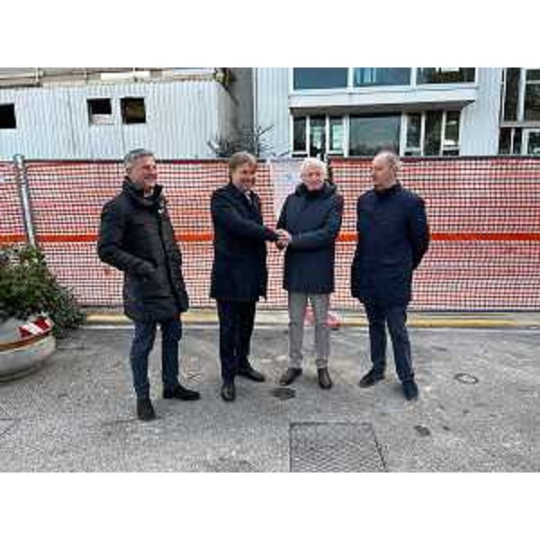 L'assessore regionale alle Attività produttive e turismo Sergio Emidio Bini al termine del sopralluogo al cantiere delle terme di Grado, compiuto assieme al sindaco della città Claudio Kovatsch, al presidente della Grado impianti turistici (Git) Roberto Marin e al direttore di PromoturismoFVG Antonio Bravo. - L'assessore regionale alle Attività produttive e turismo Sergio Emidio Bini al termine del sopralluogo al cantiere delle terme di Grado, compiuto assieme al sindaco della città Claudio Kovatsch, al presidente della Grado impianti turistici (Git) Roberto Marin e al direttore di PromoturismoFVG Antonio Bravo. 