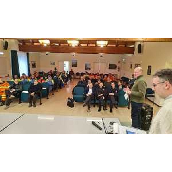 Il pubblico con l'assessore regione, Stefano Zannier, presente all'inaugurazione della sede del distretto unico di antincendio boschivo Val Cosa-Val d'Arzino. - Il pubblico con l'assessore regione, Stefano Zannier, presente all'inaugurazione della sede del distretto unico di antincendio boschivo Val Cosa-Val d'Arzino.