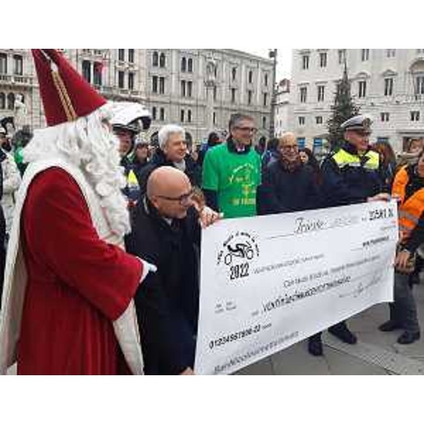 Al centro, con la maglia verde dell'iniziativa, l'assessore regionale Pierpaolo Roberti - Al centro, con la maglia verde dell'iniziativa, l'assessore regionale Pierpaolo Roberti