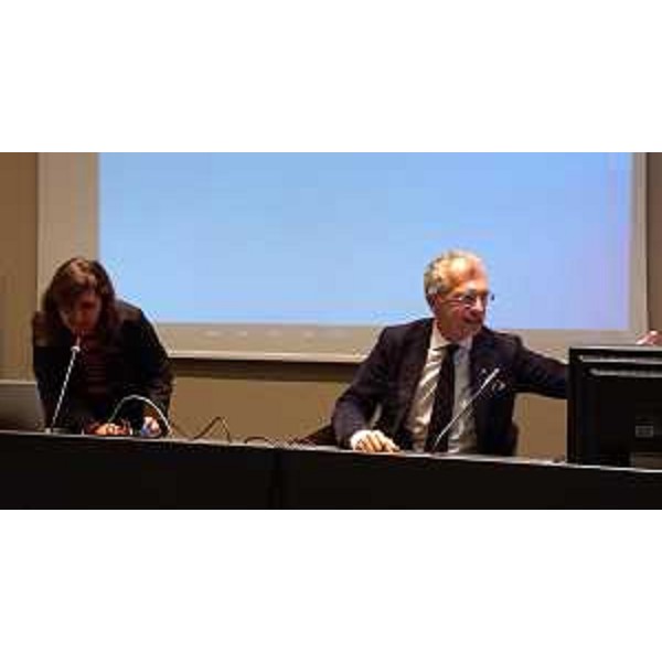 Piero Mauro Zanin, presidente del Consiglio regionale, al termine del suo intervento: al suo fianco la responsabile del progetto, Benedetta Oddo - Piero Mauro Zanin, presidente del Consiglio regionale, al termine del suo intervento: al suo fianco la responsabile del progetto, Benedetta Oddo