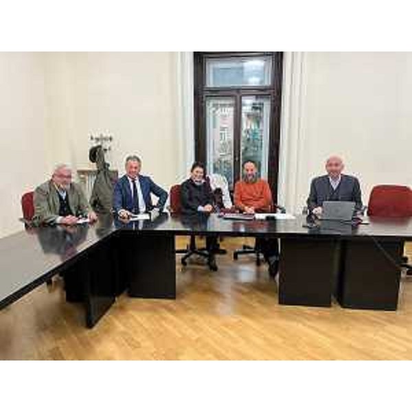 Al centro l'assessore regionale Scoccimarro durante la riunione tecnica sui dragaggi. Alla sinistra il commissario straordinario Aurelio Caligiore - Al centro l'assessore regionale Scoccimarro durante la riunione tecnica sui dragaggi. Alla sinistra il commissario straordinario Aurelio Caligiore