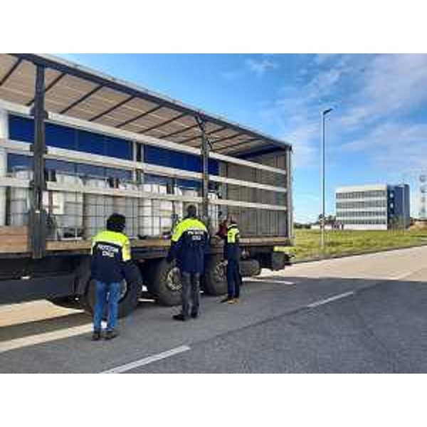 Il camion partito in questi giorni dalla sede della Pcr Fvg di Palmanova con la sostanza estinguente - Il camion partito in questi giorni dalla sede della Pcr Fvg di Palmanova con la sostanza estinguente 