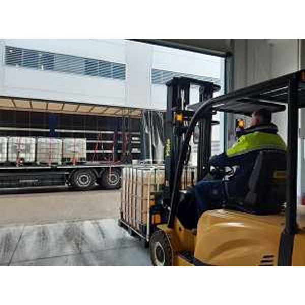 Caricamento del camion partito in questi giorni da Palmanova con la sostanza estinguente - Caricamento del camion partito in questi giorni da Palmanova con la sostanza estinguente 