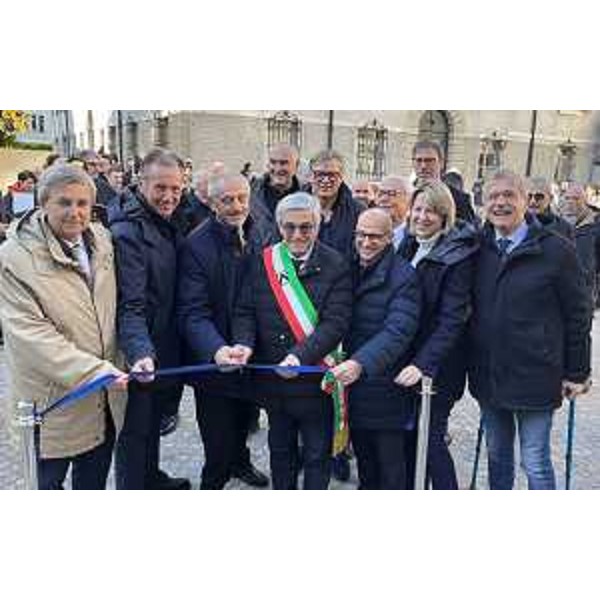 Il taglio del nastro durante la cerimonia inaugurale a Udine - Il taglio del nastro durante la cerimonia inaugurale a Udine