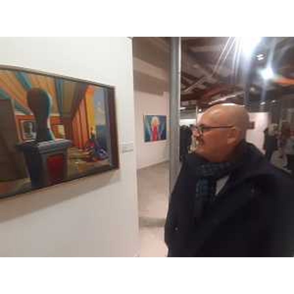 L'assessore regionale Sebastiano Callari davanti a un'opera di Nunziante - L'assessore regionale Sebastiano Callari davanti a un'opera di Nunziante