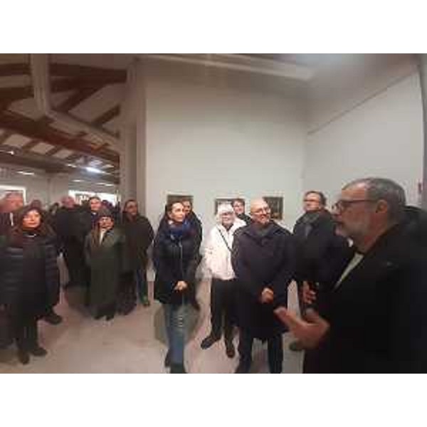 L'assessore regionale Sebastiano Callari e il sindaco di Monfalcone Anna Maria Cisint mentre ascoltano l'intervento del curatore della mostra Luca Beatrice - L'assessore regionale Sebastiano Callari e il sindaco di Monfalcone Anna Maria Cisint mentre ascoltano l'intervento del curatore della mostra Luca Beatrice 