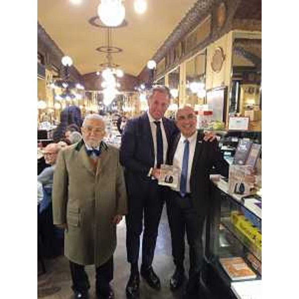 Lassessore regionale alla Difesa dellambiente, Fabio Scoccimarro, con lex ambasciatore di Israele in Italia, Dror Eydar. - Lassessore regionale alla Difesa dellambiente, Fabio Scoccimarro, con lex ambasciatore di Israele in Italia, Dror Eydar.