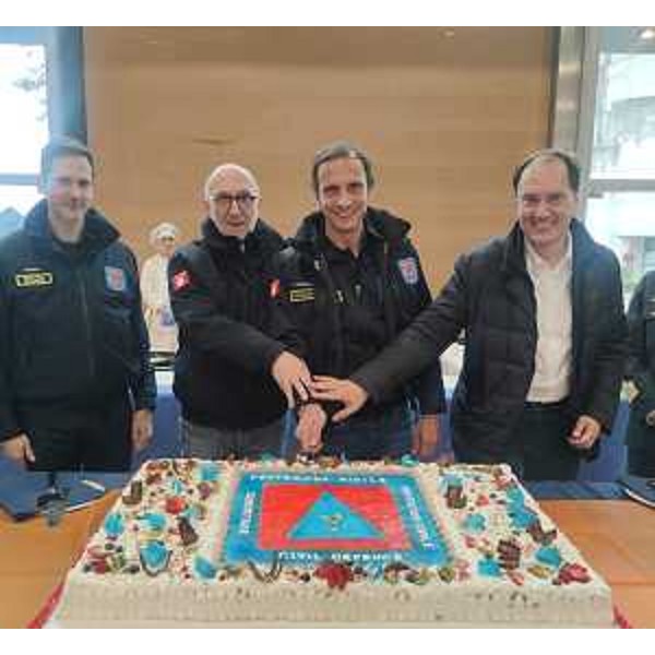 Il taglio della torta per la 22. Giornata del volontario di Protezione civile (Aristei, Riccardi, Fedriga, Ciriani) - Il taglio della torta per la 22. Giornata del volontario di Protezione civile (Aristei, Riccardi, Fedriga, Ciriani)