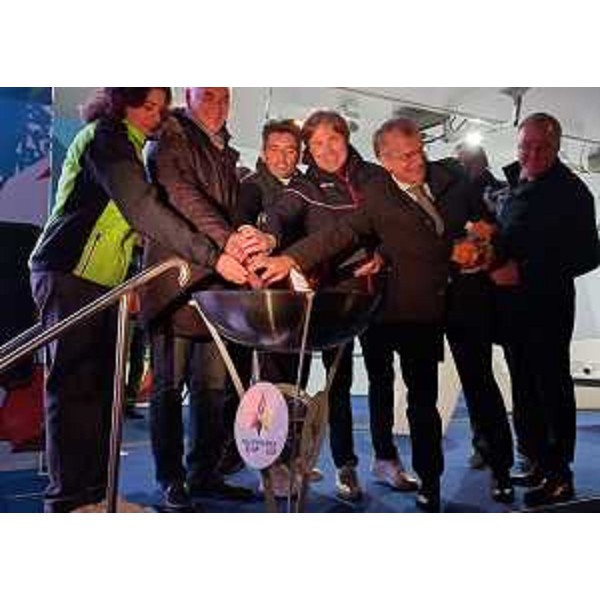 L'accensione della fiaccola a Udine: da destra Gianluca Casali, il presidente del Consiglio regionale Piero Mauro Zanin, l'assessore regionale Sergio Emidio Bini, gli assessori udinesi Antonio Falcone e Maurizio Franz - L'accensione della fiaccola a Udine: da destra Gianluca Casali, il presidente del Consiglio regionale Piero Mauro Zanin, l'assessore regionale Sergio Emidio Bini, gli assessori udinesi Antonio Falcone e Maurizio Franz