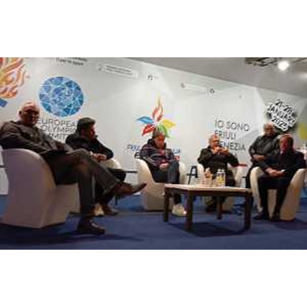 L'intervento di Piero Mauro Zanin (terzo da destra) alla tavola rotonda che ha preceduto la cerimonia di accensione - L'intervento di Piero Mauro Zanin (terzo da destra) alla tavola rotonda che ha preceduto la cerimonia di accensione