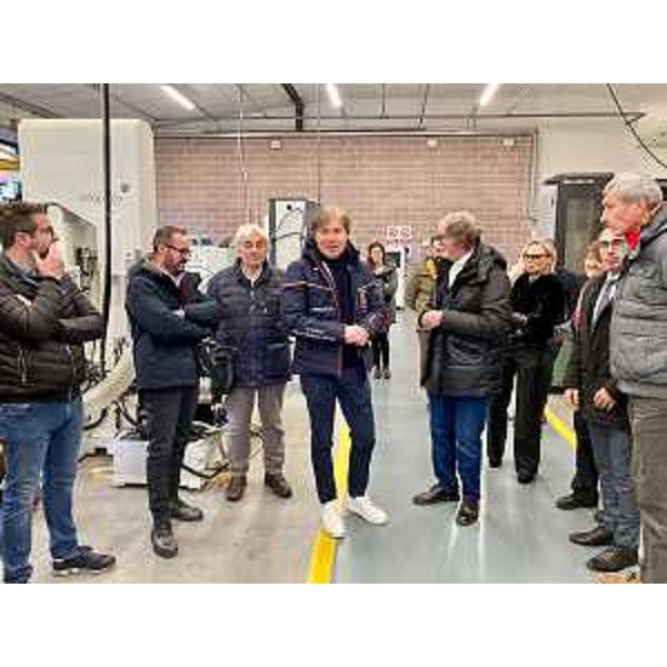 L'assessore Sergio Emidio Bin, al centro, nella nuova fabbrica dell'azienda Eurolls in Val Resia - L'assessore Sergio Emidio Bin, al centro, nella nuova fabbrica dell'azienda Eurolls in Val Resia