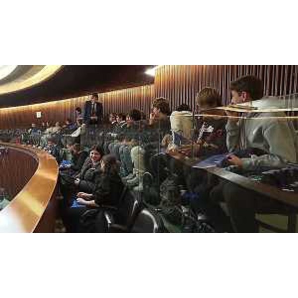 Il consigliere regionale Andrea Ussai mentre si presta a rispondere alle curiosità degli studenti - Il consigliere regionale Andrea Ussai mentre si presta a rispondere alle curiosità degli studenti