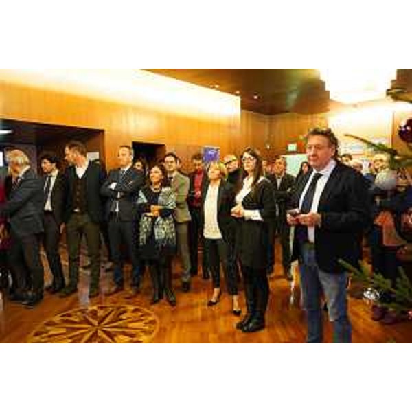 Consiglieri regionali e personale nei passi perduti per gli auguri della Presidenza - Consiglieri regionali e personale nei passi perduti per gli auguri della Presidenza